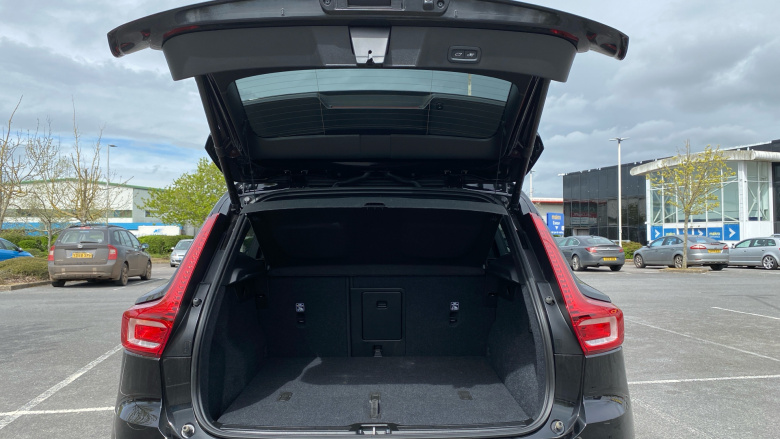 Volvo XC40 2.0 B4P Plus Black Edition 5dr Auto Petrol Estate